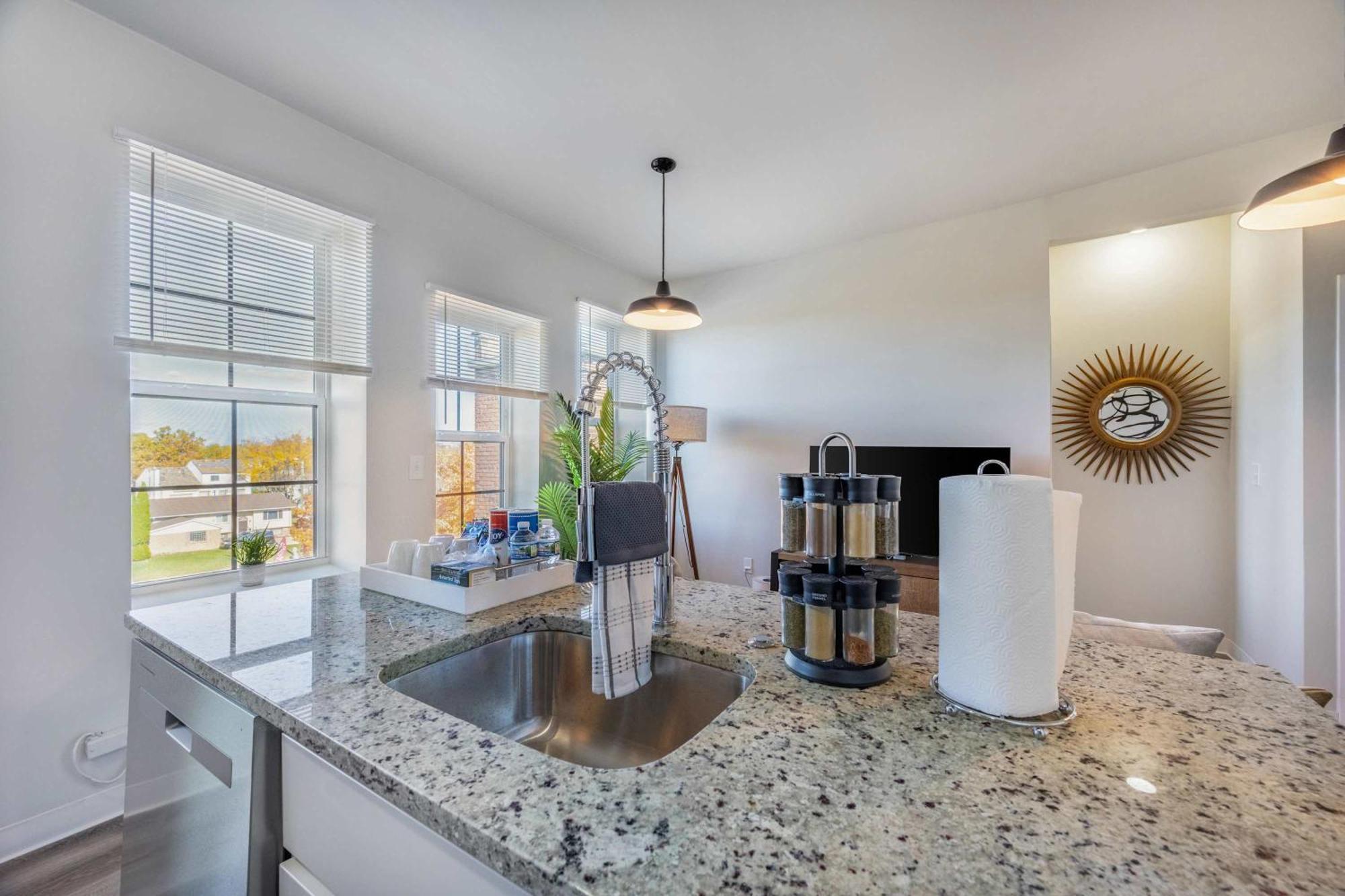 2br Comfort Close To Henry Ford