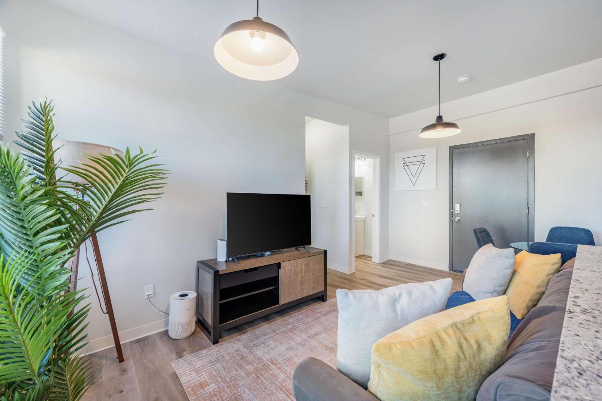 2br Comfort Close To Henry Ford